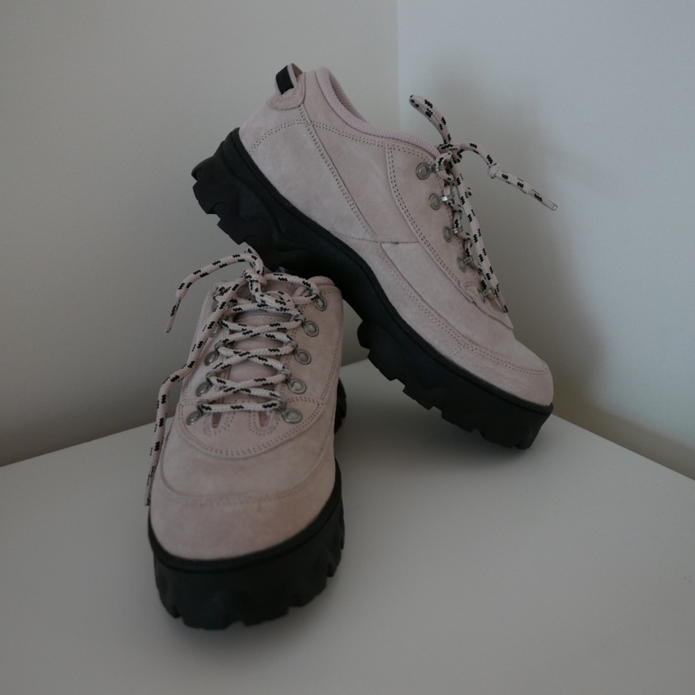 Nike Lahar Womens 8.5
Color: Fossil Stone